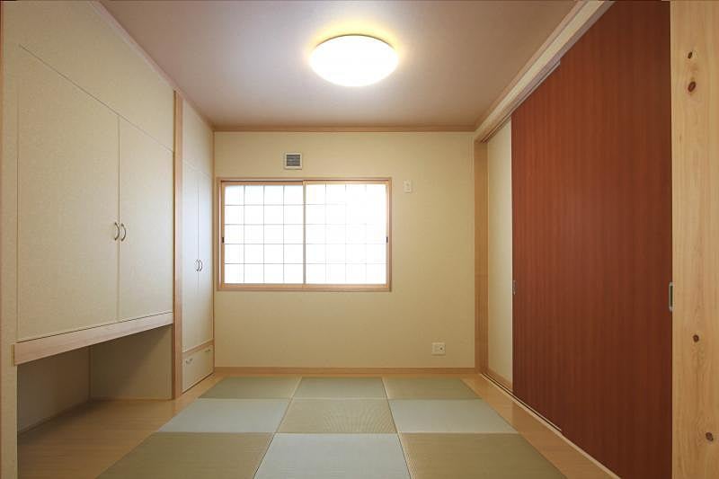 広いLDKの一角に琉球畳のある和室コーナー 