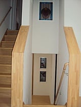 中二階へ上がる階段周りにもステンドグラスを設しました。 