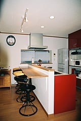 VIVIDカラーの美しいレッドのキッチンは神経を適度に刺激し、パワーが出るそうです。