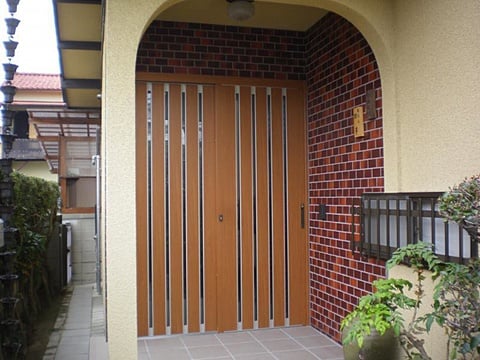玄関ドアより引戸へ 