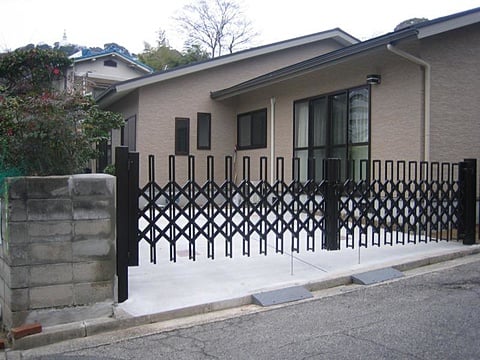 新築のような外観になりました。減築部分は今まで無かった駐車場に。 