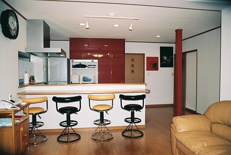 広く見渡せるバーｶｳﾝﾀｰのあるオシャレな空間に。ホームパーテイに賑わうことでしょう。